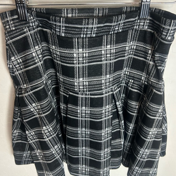 Black & White Plaid Pleated Mini Skater Skirt Size Large | Preppy Winter Style - Picture 4 of 7